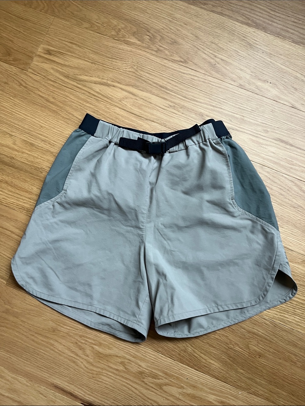 Rapha Women’s Explore Light Gray Athletic Shorts with Dark Gray size S